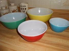 vintage Pyrex bowls