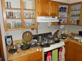 full kitchen w/ some good cookware