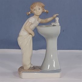 Lladro Clean Up Time Porcelain Figurine