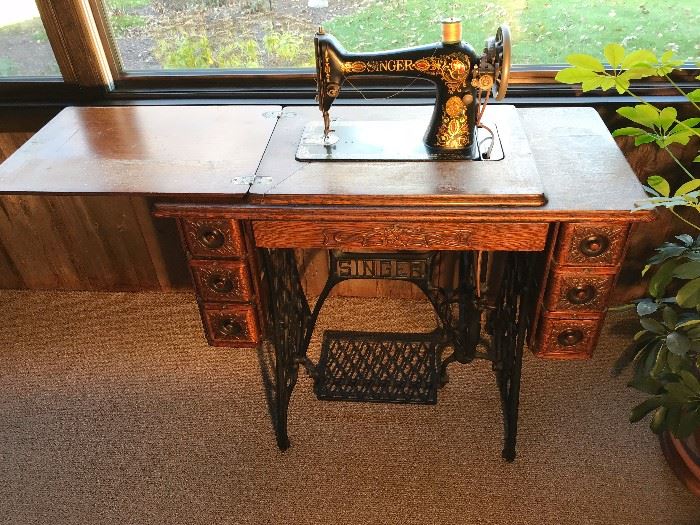 Vintage Singer sewing machine and cabinet like-new