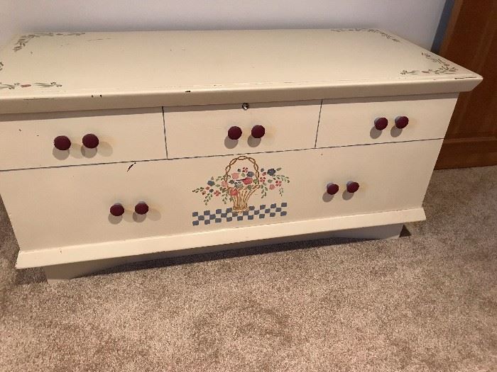 Large hope chest in excellent condition