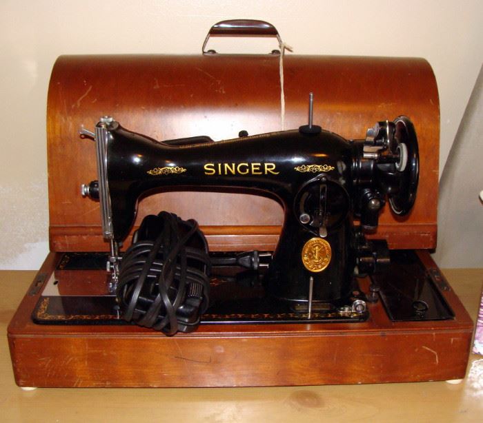 1940's vintage Singer 15-91 Sewing Machine
