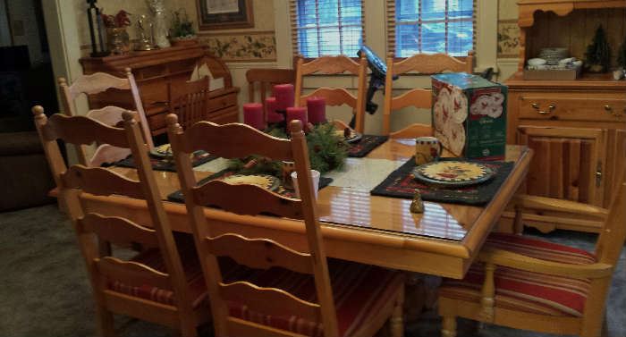 BROYHILL COUNTRY PINE TABLE 6 CHAIRS & 2 EXTRA LEAVES