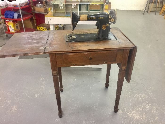 Walnut Cabinet Singer Sewing Machine 