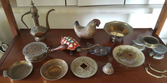 HPT044 Brass & Ceramic Dishes & Figurines & Frogs
