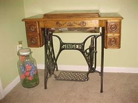 Singer Sewing Machine Cabinet & Sewing Machine
