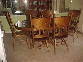 Dining Table w/1 Leaf, 2 Arm Chairs & 4 Side Chairs