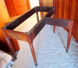 Gate leg table