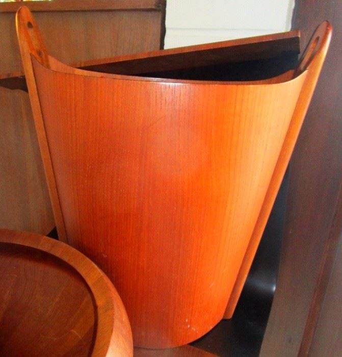 Teak wastebasket designed by Einar Barnes for P.S. Heggen. The bent wood craftsmanship is handsome, and the amber glowing teak wood is in excellent vintage condition. This is a stylish, very scarce Scandinavian Mid Century collector's item: 1960 s, Made in Norway.
15" long x 9" wide x 17.5" high  ***A Very Rare Find  & A Desirable Acquisition***
