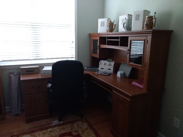 Great desk!!  So nice and in great shape!