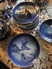 Royal Copenhagen Christmas plates 1963 through 1978
Sold as a set