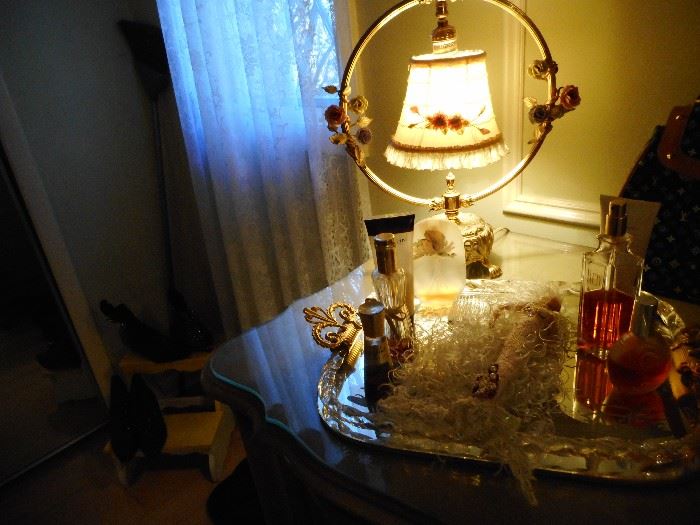 Vintage Ornate Brass Enamel Lace Shade Dresser Lamp (2)