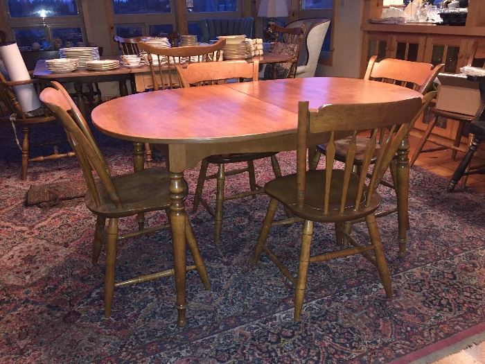 Oval dining table w/6 chairs & 2 leaves