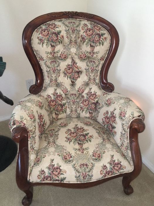 BEAUTIFUL VICTORIAN STYLE CHAIR