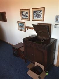 Columbia Victrola with records