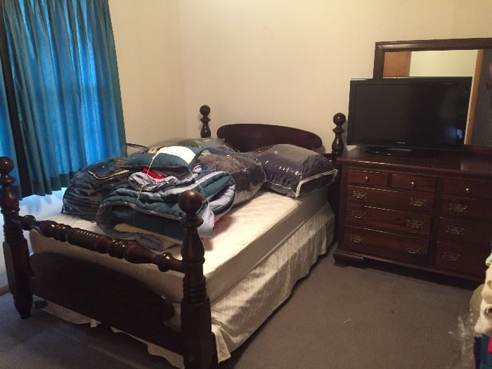 Ethan Allen Full Bed, Dresser, Toshiba TV