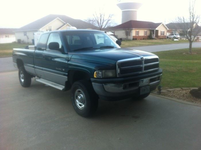 1998 Dodge Ram 2500 4wd, extended Cab, side doors 157000 miles runs like a top!