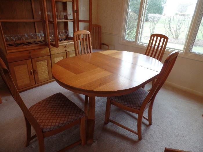 Oak dinning/kitchen table w/6 chairs (2 arm, 4 side) 2 leaves and pads