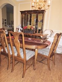 Thomasville dining room table, 2 leaves 8 chairs