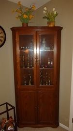 Gorgeous vintage/antique corner cabinet in beautiful condition.    
