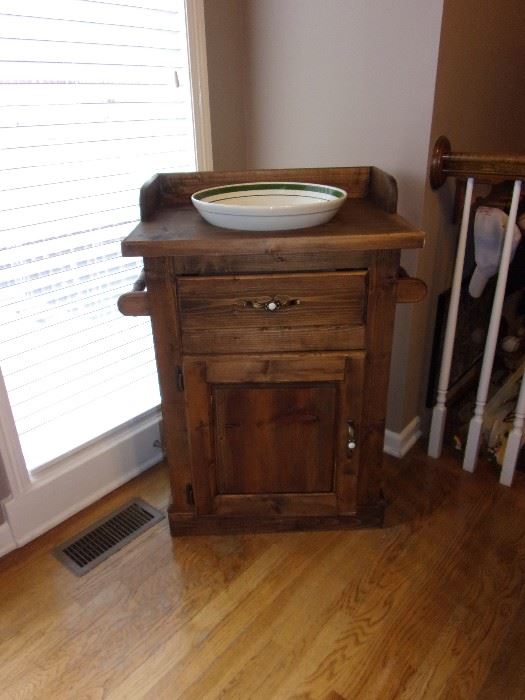 Pine wash stand with dowel rod