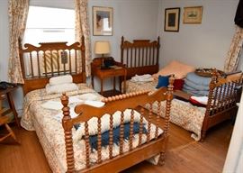 Pair of Antique Turned Spool Spindle Twin Beds