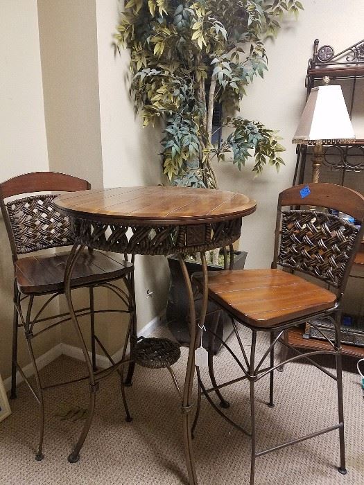 Great bistro table and chairs.  It has a matching backers rack.