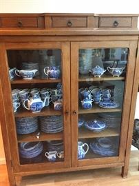 Antique Oak cabinet with original glass and handle lock, in perfect condition.