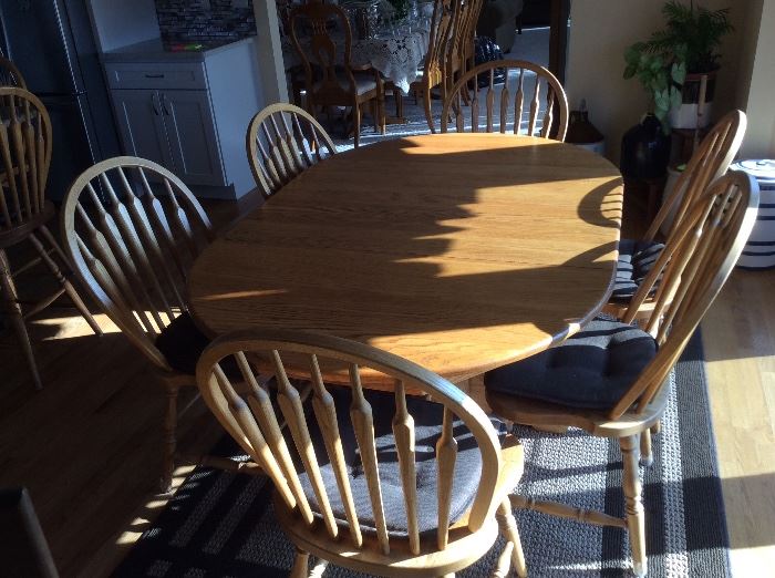Like new solid oak dining table with 2 leaves and 6 chairs