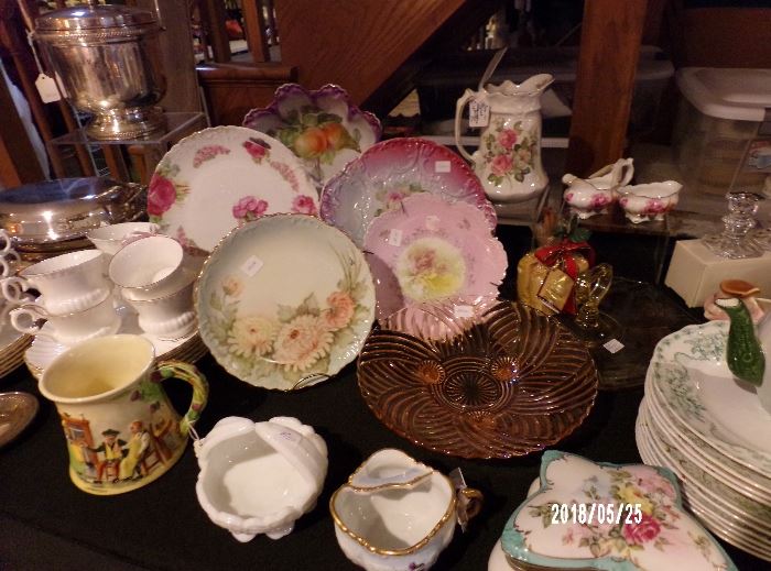 Vintage plates, floral music box