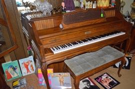 Spinet piano