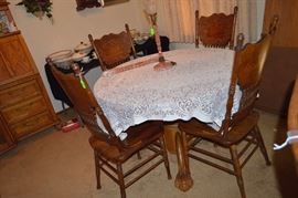 Oak table and chairs with leafe