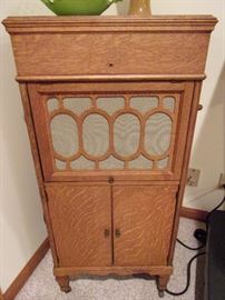 Beautiful Antique Victrola (wound tight)
