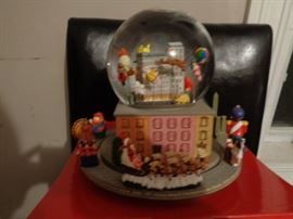 Macy's Thanksgiving Day Parade water globe (NIB)
