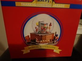 Macy's Thanksgiving Day Parade water globe (NIB)