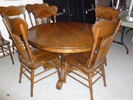 Oak table w/2 leaves and 8 pressed back chairs
