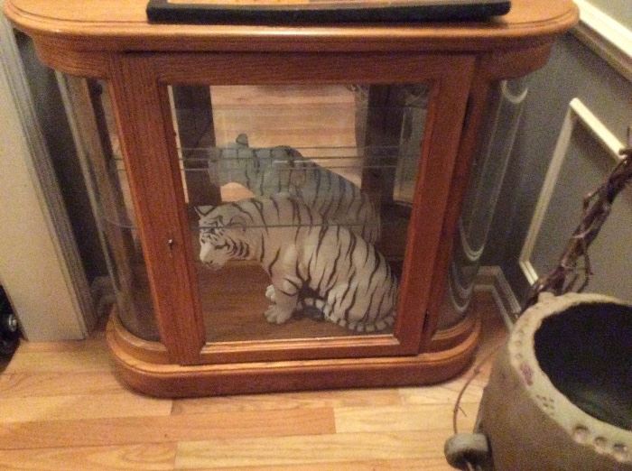 Display cabinet and porcelain tiger