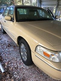 2006 Mercury Grand Marquis with new tires and new paint job....176,000 miles