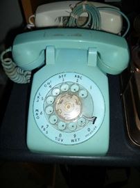 VINTAGE ROTARY PHONE W/CORD