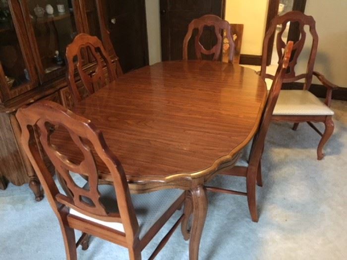 Mid-Century Dining Room Table With Two Leafs and Six Chairs.