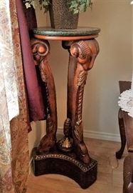 Pedestal table