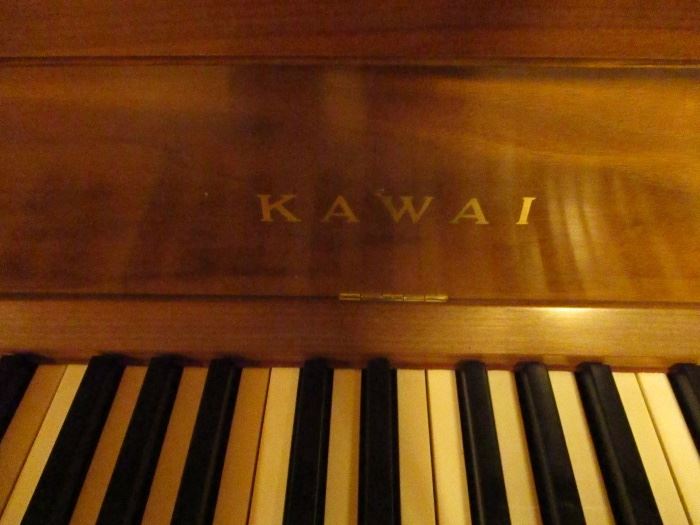 KAWAI UPRIGHT PIANO