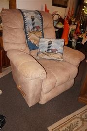 several LA-Z-BOY recliners -very nice ((Christmas is a cummin')