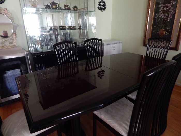 Lovely transitional dining room in great condition.