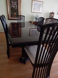Clean and in excellent condition dining room . Comes with one leaf.