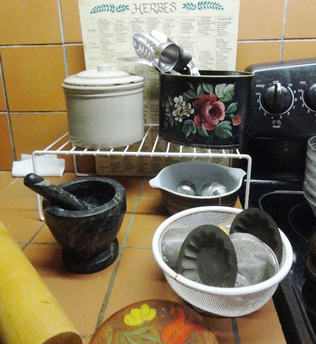 Assorted vintage kitchen items.