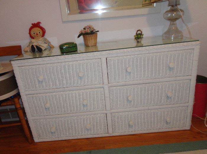 Matching chest of drawers.