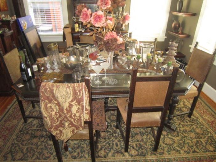 Antique Dark Oak dining table with 1 leaf and 6 chairs