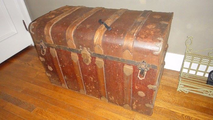Ribbed vintage trunk, inside separators somewhat intact  