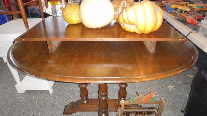 Oval table with leaf 